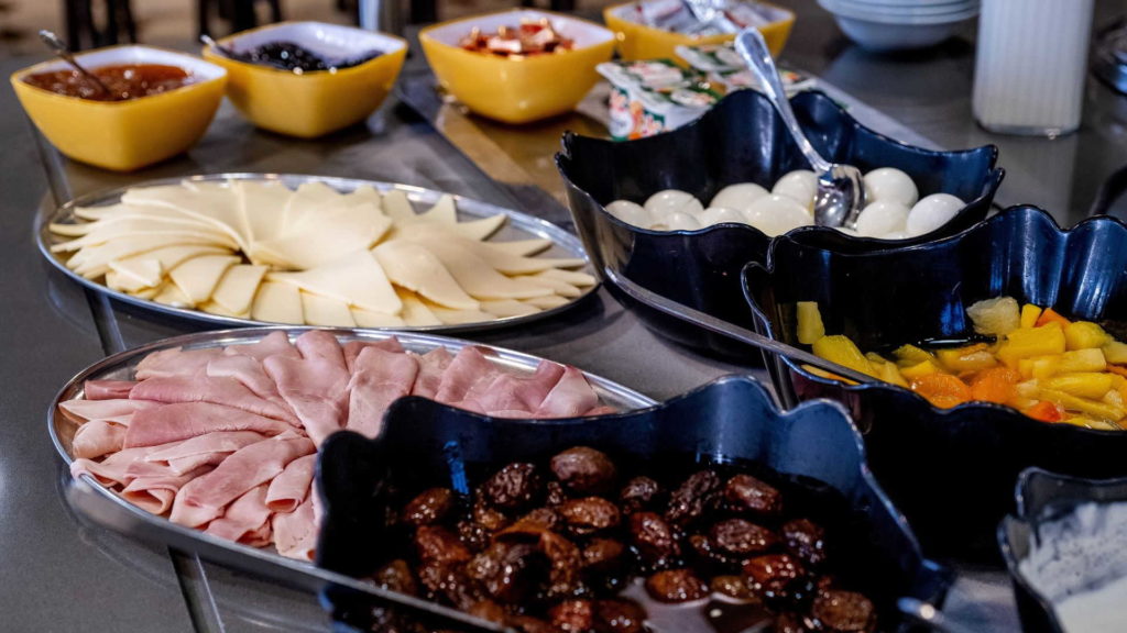 Buffet petit-déjeuner avec jambon et fromage